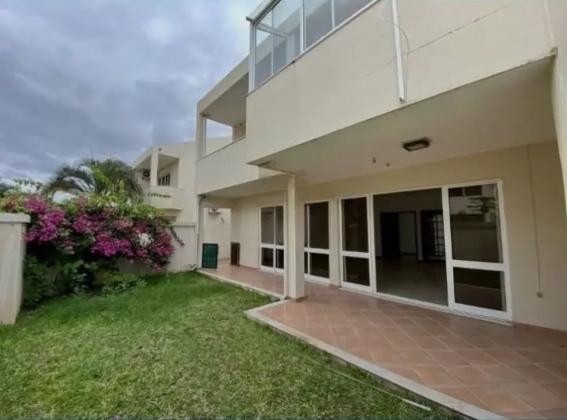 Vende-se moradia T4 (4 suites) com piscina e anexo - TRIUNFO VELHO