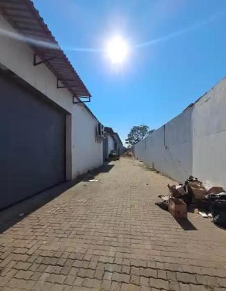 Arrenda-se armazem  com 1.500m² de area - AV. DO TRABALHO
