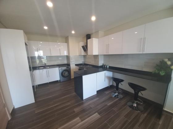 arrendo excelente apartamento tp2 com móveis no Deco Assus