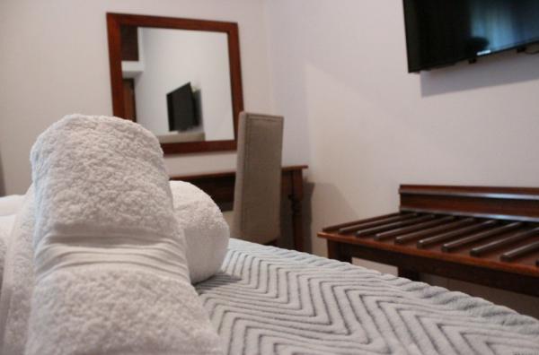 MOBILADA - Vende-se moradia T5 (4 suites) com anexo suite - COOP