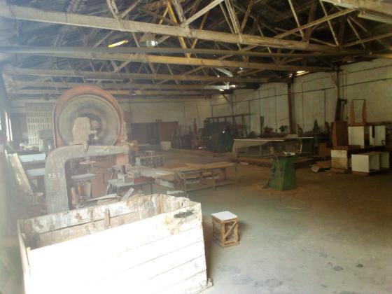Vende-se armazem com 1.155m² de area e escritorios - AV. ANGOLA
