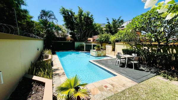 Vendo moradia T3 com piscina - AV. MARGINAL