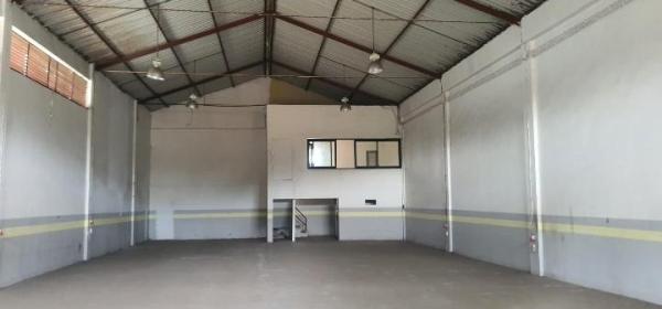 Arrenda-se armazem com 450m² de area - AV. DO TRABALHO