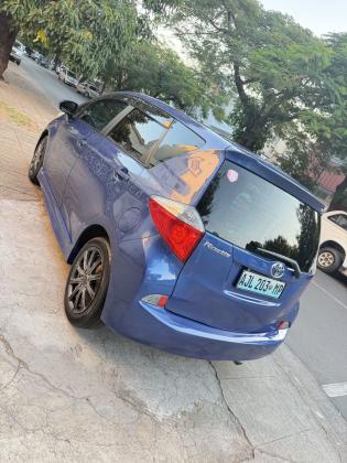 Toyota Ractis 2012 com Bodykit
