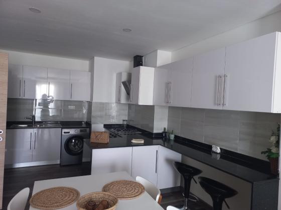 arrendo excelente apartamento tp2 com móveis no Deco Assus