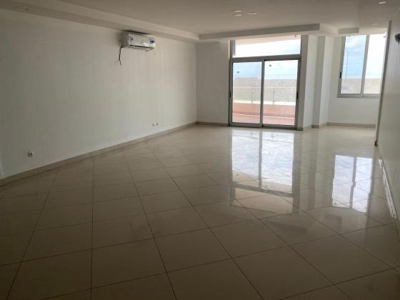 Arrenda-se flat T3 com vista ao mar - AV. MARGINAL