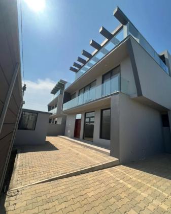 Vende-se moradia T5 (4 suites) com anexo - TRIUNFO
