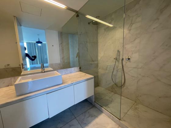 arrendo excelente apartamento tp3 com móveis na polana/ Julius nherere
