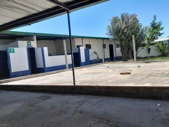 Armazem de 700m² embutido num espaco com 2 terrenos - MACHAVA