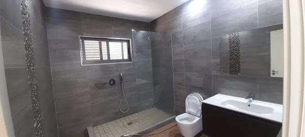 Arrenda-se flat T3 suite com piscina, ginasio e campo misto - 30s DA PRAIA
