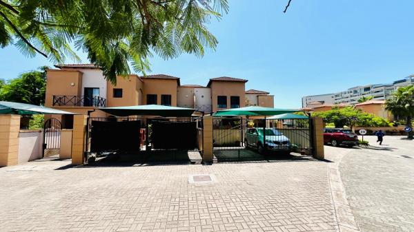 Vendo moradia T3 com piscina - AV. MARGINAL