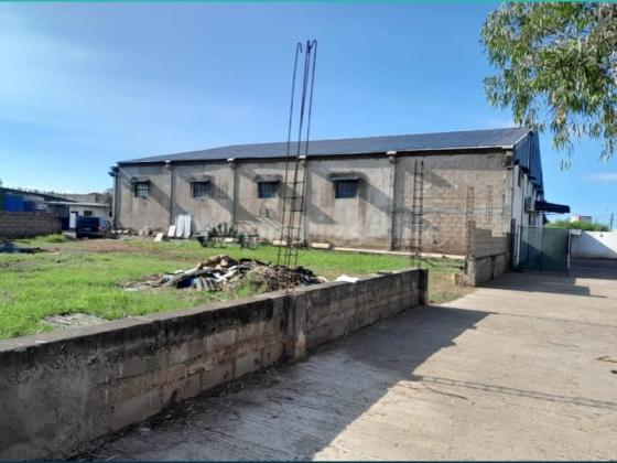 Armazem de 700m² embutido num espaco com 2 terrenos - MACHAVA