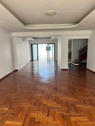 Vende-se moradia T4 com anexo - SOMMERSCHIELD