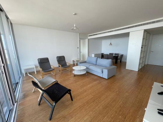 arrendo excelente apartamento tp3 com móveis na polana/ Julius nherere