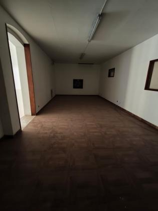 Arrenda-se escritorio/loja (R/C) com 850m² de area - BAIXA