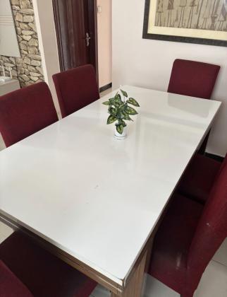 A venda mesa de jantar e painel de tv