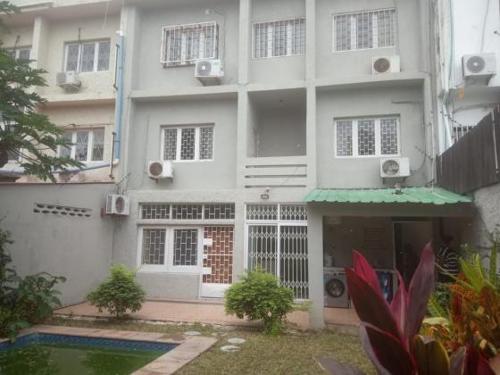 Arrenda-se moradia T5 com piscina - SOMMERSCHIELD