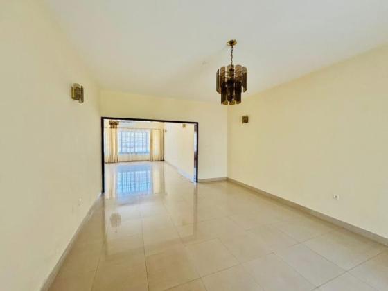 Vende-se moradia T4 com piscina e anexo - SOMMERSCHIELD