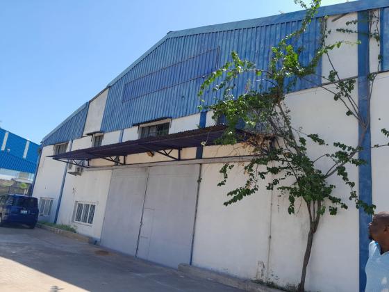 Armazem de 700m² embutido num espaco com 2 terrenos - MACHAVA