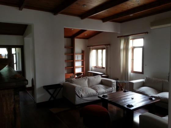 Vende-se moradia num terreno com 1.280 de area - POLANA