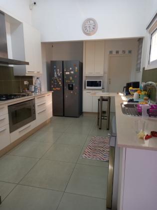Vende-se moradia T3+1 com anexo - SOMMERSCHIELD
