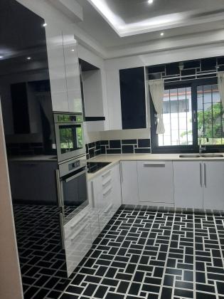 Arrenda-se moradia T7 com piscina - SOMMERSCHIELD