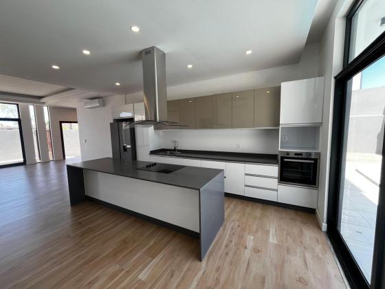 Arrenda-se moradia T5 (5 suites) com piscina - TRIUNFO