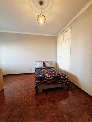 Arrenda-se flat T3 DUPLEX com vista ao mar e anexo - POLANA