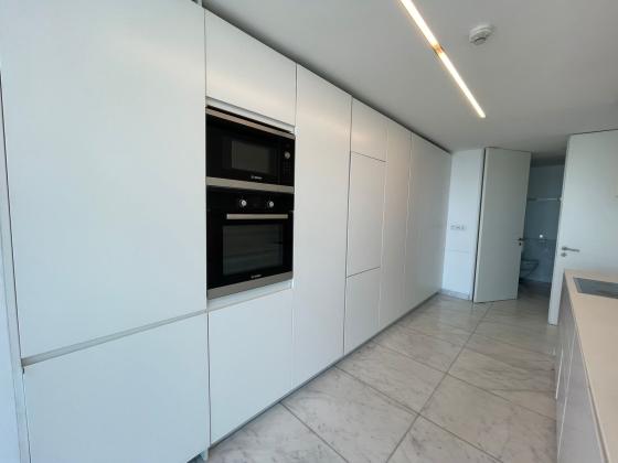 arrendo excelente apartamento tp3 com móveis na polana/ Julius nherere