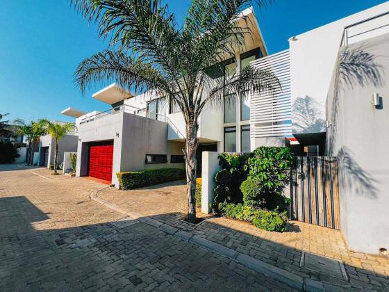 Arrenda-se moradia T4 (4 suites) com piscina e gerador - TULIPAS