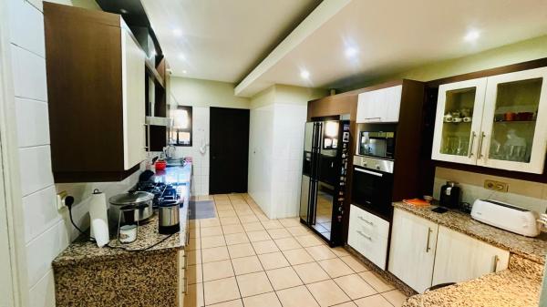 Vendo moradia T3 com piscina - AV. MARGINAL