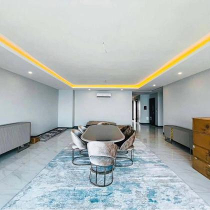Vende-se flat T3 com vista ao mar e piscina