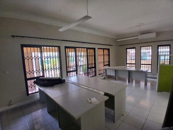Vende-se moradia T6 (6 suites) com piscina e anexo - SOMMERSCHIELD II