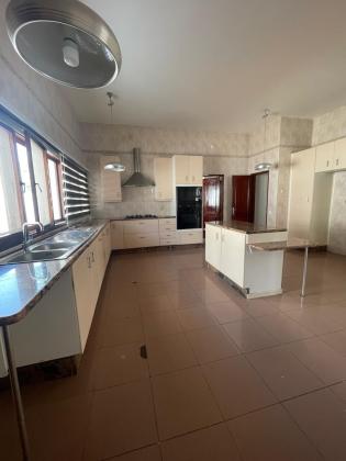 Arrenda-se moradia T6 (6 suites) com piscina e anexo - SOMMERSCHIELD II