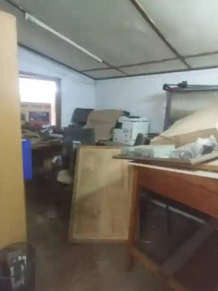 Arrenda-se armazem com escritorio e 6 anexos em 1.150m² - EN1