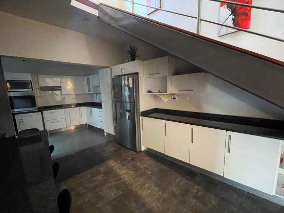 Vende-se moradia T4 (3 suites) com anexo - TRIFUNO VELHO