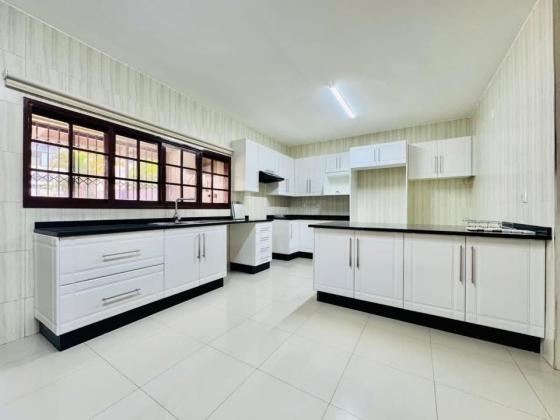 Vende-se moradia T4 com piscina e anexo - SOMMERSCHIELD