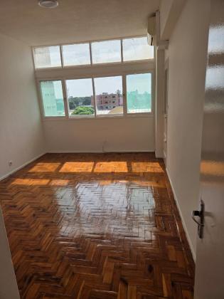 Vende-se flat T3 climatizada no 4⁰ andar - COOP