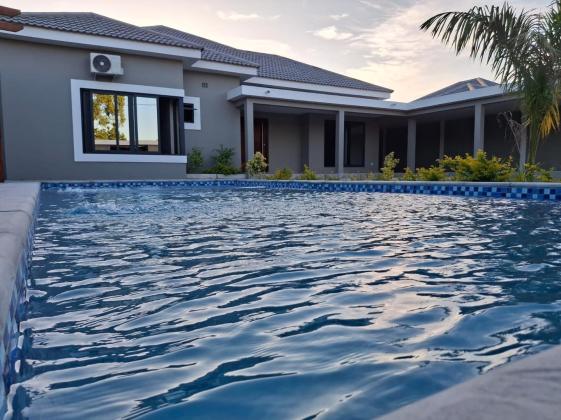 Moradia T3 suite com piscina e anexo - MATOLA