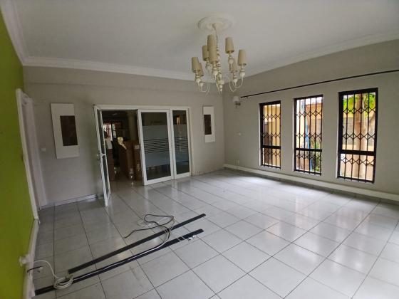 Vende-se moradia T6 (6 suites) com piscina e anexo - SOMMERSCHIELD II