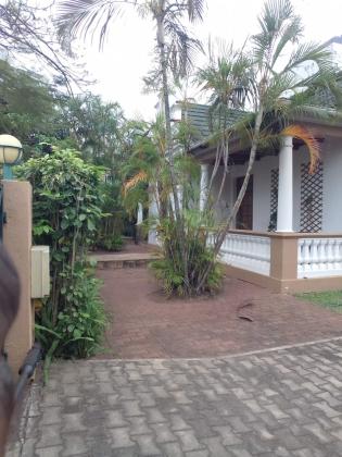 Vende-se moradia num terreno com 1.280 de area - POLANA