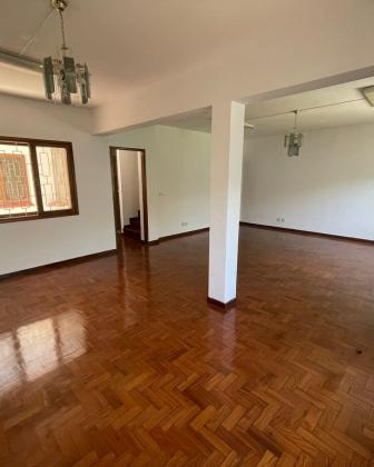 Arrendam-se 2 moradias geminadas T4 com anexo - SOMMERSCHIELD