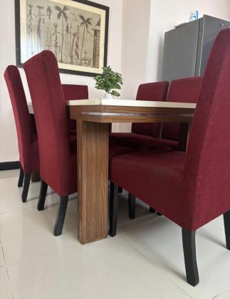 A venda mesa de jantar e painel de tv