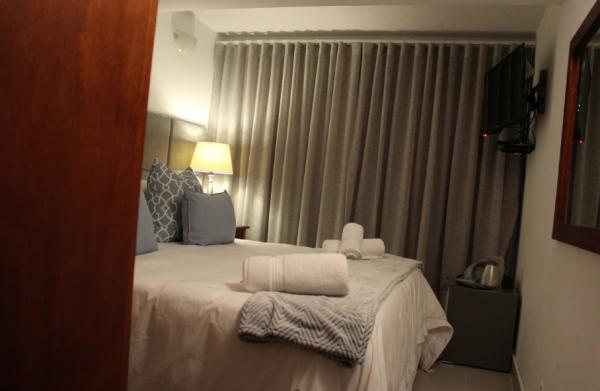 MOBILADA - Vende-se moradia T5 (4 suites) com anexo suite - COOP