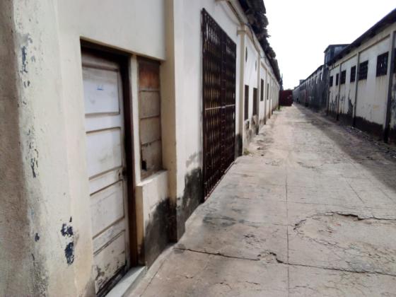 Vende-se armazem com 1.155m² de area e escritorios - AV. ANGOLA