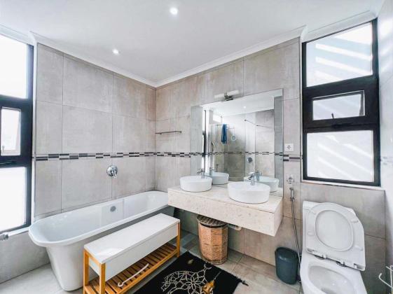 Arrenda-se moradia T4 (4 suites) com piscina e gerador - TULIPAS