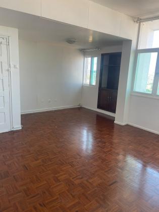 Vende-se flat T3 (1 suite) com vista ao mar elevador