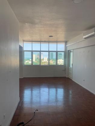 Vende-se flat T3 (1 suite) com vista ao mar elevador