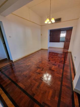 R/C -> arrenda-se flat T2 com quintal privado - POLANA