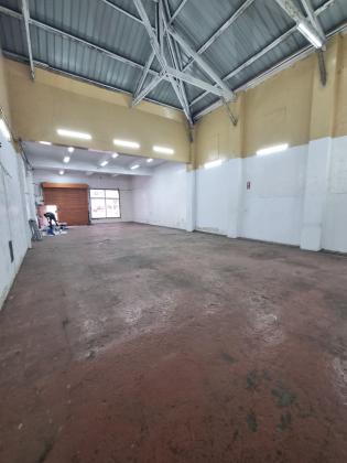 Arrenda-se armazem 430m² - BAIXA DA CIDADE